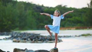 的小女孩在热带卡比巴岛野生异国海滩上14秒视频