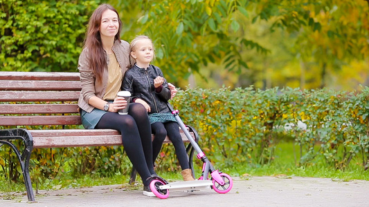 有妈妈的可爱小女孩享受秋天秋天在秋天公园户外视频