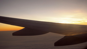 4K实拍夕阳唯美飞机机翼视频素材22秒视频