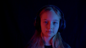 耳机里的可爱少女在黑暗中听音乐的13秒视频