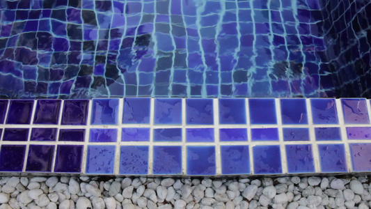 简单游泳池的蓝色粘土平方瓷砖边框视频