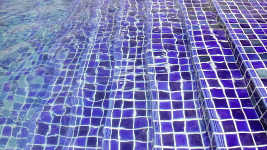 游泳池水下蓝色马赛克瓷砖楼梯视频