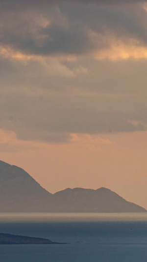 延时北方第一高岛青岛灵山岛远眺翻腾的云16秒视频