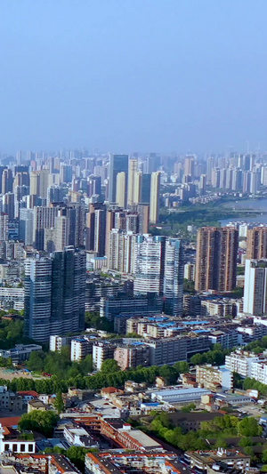 航拍武汉武昌江滩和武昌城区高楼大厦31秒视频