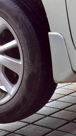 汽车行轮胎安装施工素材千斤顶59秒视频