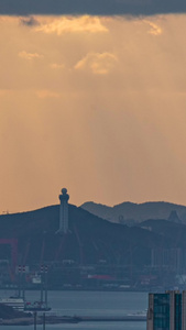 延时金色的青岛胶州湾远眺丁达尔现象视频