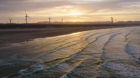 夕阳下的海滩和风车[犁头]视频