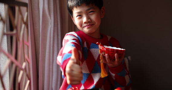 中国家庭小孩吃饺子慢镜头视频