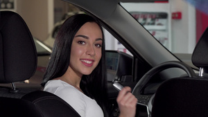美丽的快乐的女士坐在她的新汽车里展示了车钥匙8秒视频