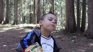 男孩用暴力性冲动吃着番薯片零食29秒视频