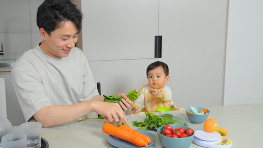 奶爸带娃做饭视频