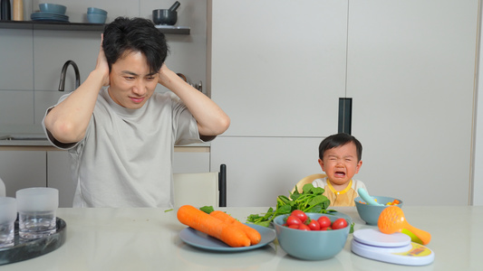 奶爸带娃做饭宝宝哭闹视频