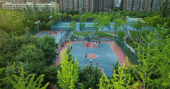 4K生态城市篮球场航拍视频