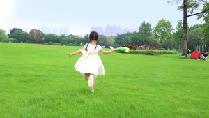 4K实拍女孩儿童草地上奔跑24秒视频
