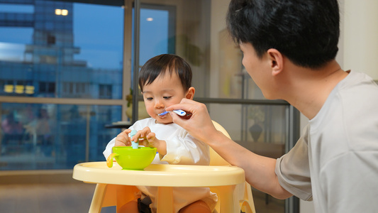 奶爸给宝宝喂辅食视频