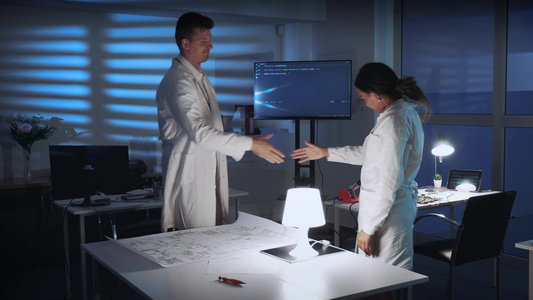 两位不同的科学家在实验室的会面上亲手打招呼视频