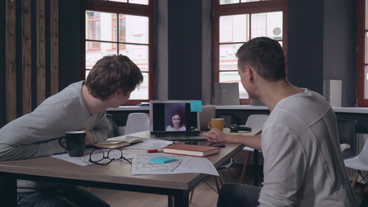 设计师使用远程会议应用程序视频
