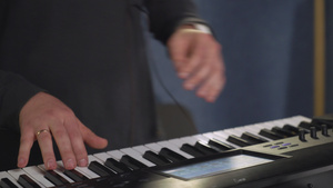 男人触摸电子琴19秒视频