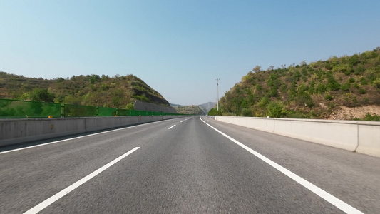 开车第一视角沿途风景 行驶在公路上视频