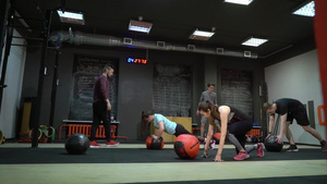 青年在健身房健身教练的指导下健身17秒视频