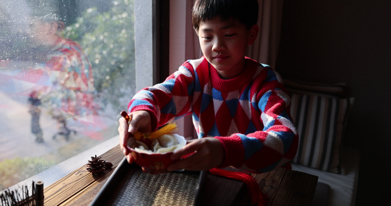 中国小孩在窗边下棋围棋视频