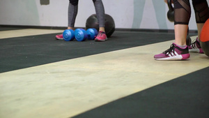 青年在健身房健身教练的指导下健身9秒视频