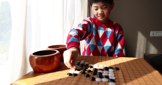 中国小孩在窗边下棋围棋视频