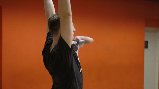 青年在交叉训练体育馆中用武器锻炼自己的手臂视频