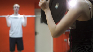 青年在体育馆中用器材锻炼自己的手臂8秒视频