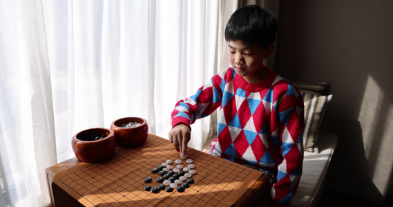 中国小孩在窗边下棋围棋视频