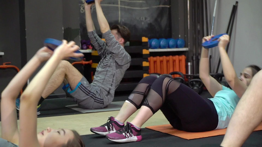 使用交叉训练健身房的青年群体用手伸展自己的手臂视频