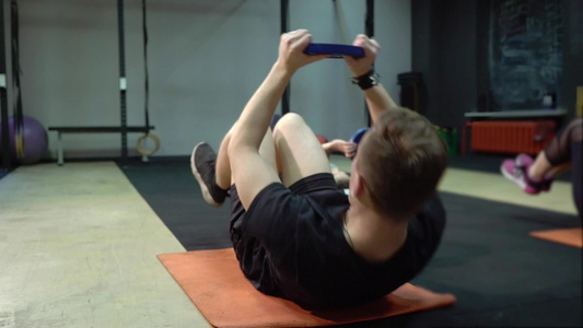 使用交叉训练健身房的青年群体用手伸展自己的手臂视频