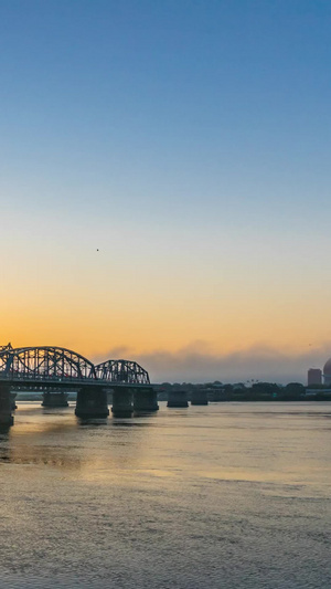 辽宁丹东著名红色旅游景点鸭绿江断桥日出延时视频旅游景区17秒视频