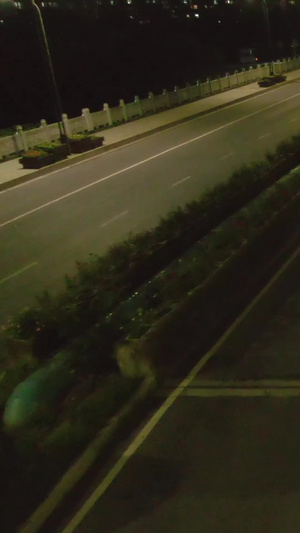 航拍城市夜景道路行走的路人监控器视角28秒视频