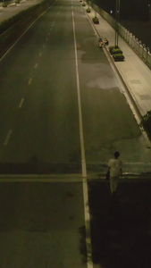 航拍城市夜景道路行走的路人案件聚焦视角视频