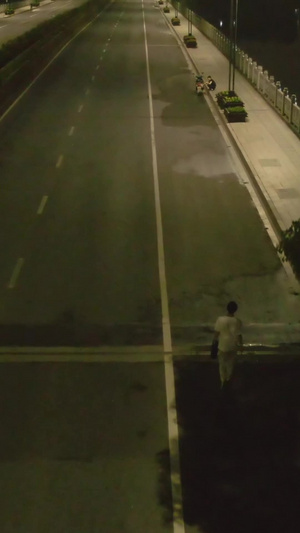 航拍城市夜景道路行走的路人案件聚焦视角28秒视频