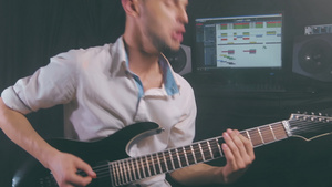 在主制工作室演奏电吉他的你个男人7秒视频