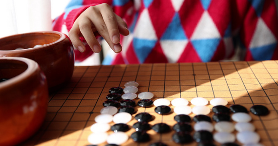 中国小孩在窗边下棋围棋视频