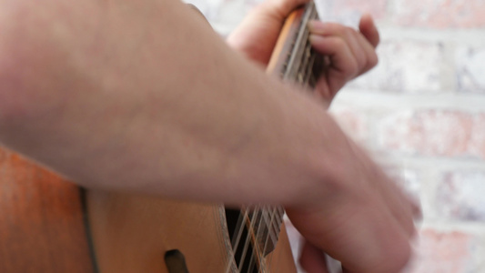 男人的双手演奏声音吉他关上视频