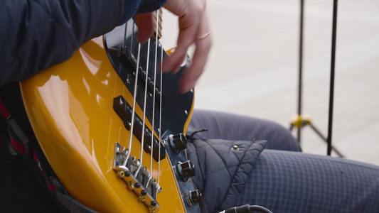 摇滚音乐家在低音吉他上独奏在音乐会上的摇滚吉他独奏视频