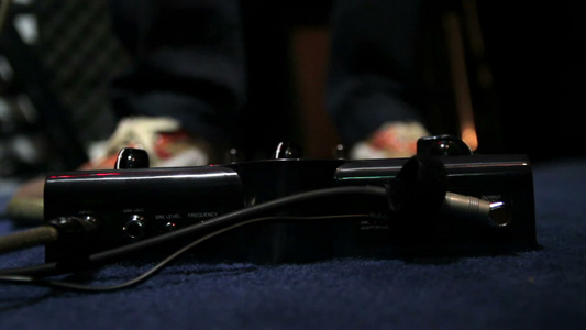 吉他手脚踩着电动踏板的摄影作品视频