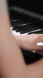 弹奏钢琴手部特写素质教育视频