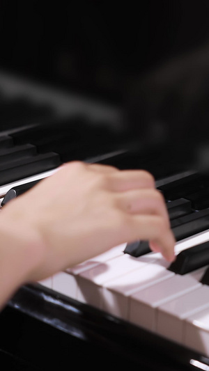 弹奏钢琴手部特写素质教育12秒视频