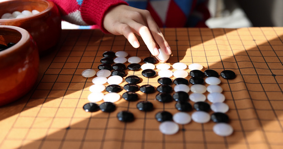 中国小孩在窗边下棋围棋视频