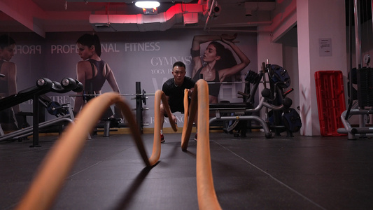 4K健身房里做战绳训练的男性[举腿]视频