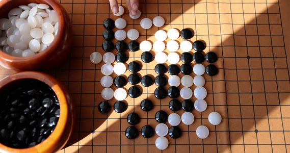 中国小孩在窗边下棋围棋视频