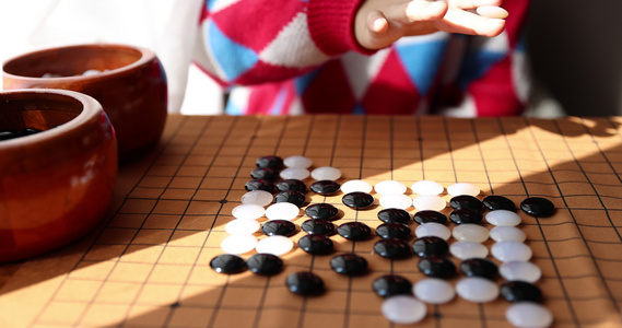 中国小孩在窗边下棋围棋视频