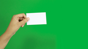 女性手展示空白白色名片纸在色度键绿色屏幕背景6秒视频