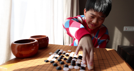 中国小孩在窗边下棋围棋视频