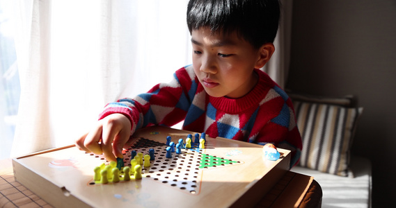 中国小孩在窗边下棋跳跳棋视频